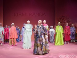 Ria Miranda Rilis Koleksi Busana Muslim Terbaru Terinspirasi Ikan Cupang