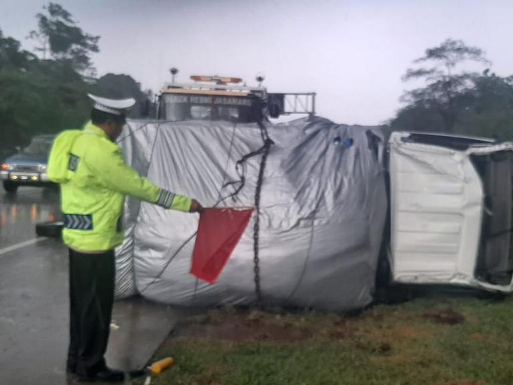 Ban Pecah, Pikap Muat Pakan Ternak Terguling di Tol Pandaan-Malang Ban Pecah, Pikap Muat Pakan Ternak Terguling di Tol Pandaan-Malang