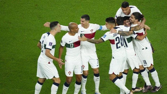 Portugals Cristiano Ronaldo, centre, celebrates with teammates after Ricardo Horta scored the opening goal during the World Cup group H soccer match between South Korea and Portugal, at the Education City Stadium in Al Rayyan, Qatar, Friday, Dec. 2, 2022. (AP Photo/Darko Bandic)