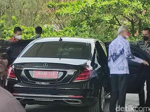 Ganjar dan Jokowi Mesra Semobil Saat Berangkat dan Pulang dari HUT PGRI