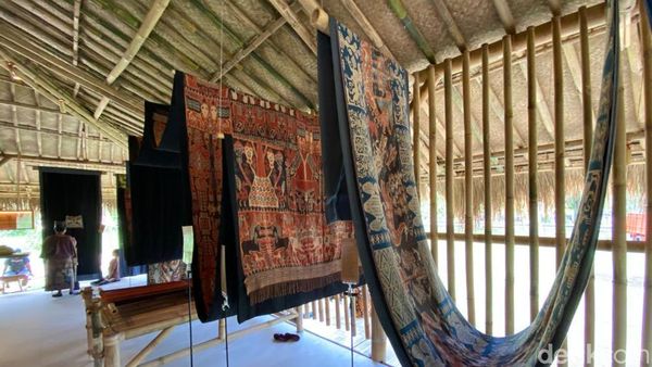Foto: Pesona Kain Sumba Koleksi Edward Hutabarat, Dipamerkan di Borobudur