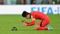 Gol Hwang Hee-chan itu meloloskan Korea Selatan secara dramatis. Mereka sama dengan Uruguay dalam poin dan selisih gol, tapi unggul produktivitas gol. Son Heung-min langsung tersungkur ke tanah dan air matanya pecah. (Foto: AFP via Getty Images/GLYN KIRK)