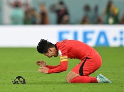 Gol Hwang Hee-chan itu meloloskan Korea Selatan secara dramatis. Mereka sama dengan Uruguay dalam poin dan selisih gol, tapi unggul produktivitas gol. Son Heung-min langsung tersungkur ke tanah dan air matanya pecah. (Foto: AFP via Getty Images/GLYN KIRK)