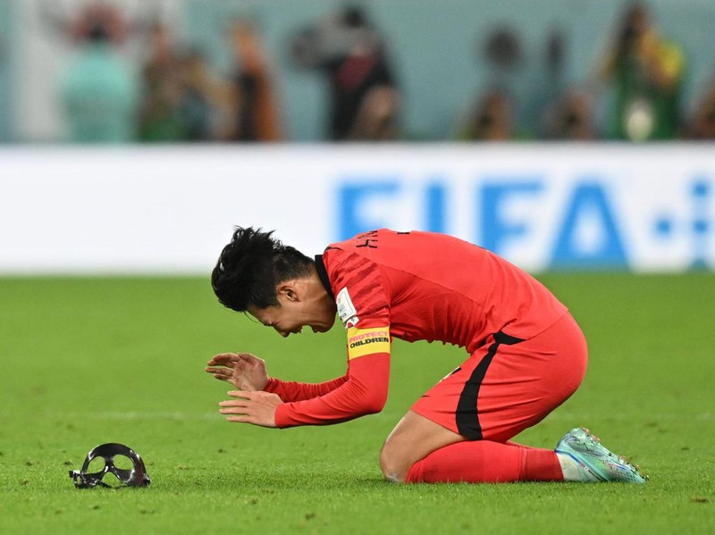 TOPSHOT - South Korea's midfielder #07 Son Heung-min celebrates his team's victory during the Qatar 2022 World Cup Group H football match between South Korea and Portugal at the Education City Stadium in Al-Rayyan, west of Doha on December 2, 2022. (Photo by Glyn KIRK / AFP) (Photo by GLYN KIRK/AFP via Getty Images)