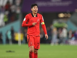 Son Heung-min turun sebagai starter dan mengapteni Korea Selatan kala menghadapi Portugal di laga terakhir Grup H Piala Dunia 2022 di Education City Stadium, Jumat (2/12/2022) malam WIB. (Foto: Offside via Getty Images/Charlotte Wilson/Offside)