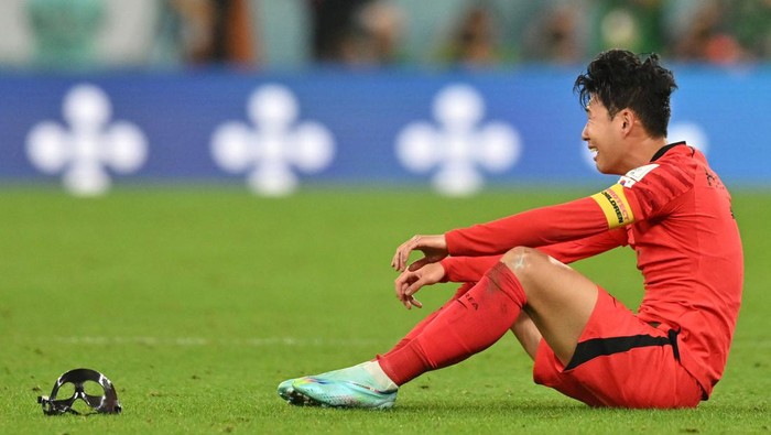 South Korea's midfielder #07 Son Heung-min celebrates his team's victory at the end of the Qatar 2022 World Cup Group H football match between South Korea and Portugal at the Education City Stadium in Al-Rayyan, west of Doha on December 2, 2022. (Photo by Glyn KIRK / AFP) (Photo by GLYN KIRK/AFP via Getty Images)