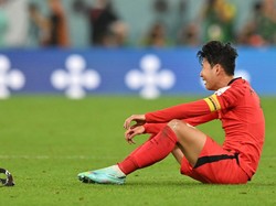 Korea tertinggal cepat dari Portugal, lalu menyamakan melalui Kim Young-gwon dan membalikkan kedudukan di menit ke-91 lewat Hwang Hee-chan. Son Heung-min tak mencetak gol, tapi ia menjadi kreator alias bikin assist untuk gol kemenangan tim. (Foto: AFP via Getty Images/GLYN KIRK)