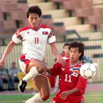 South Korean forward Seo Jung Won (R) duels with North Korean midfield Gong Munchol during their Asian World Cup qualifying game held in Ahli stadium in Doha, Qatar, 28 October 1993. South Korean won 3-0 and qualified for the World Cup. (Photo by STR / AFP)        (Photo credit should read STR/AFP via Getty Images)