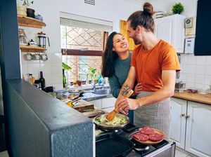 Picu Kontroversi, Pria Ini Sebut Haram Jika Bantu Istrinya Masak