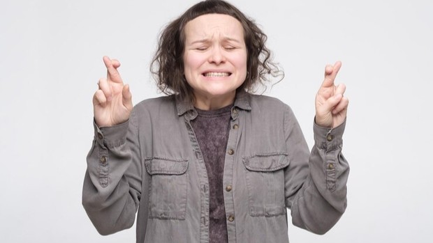 Takhayul menyilangkan jari/Foto: Freepik.com/koldunova_anna Deretan fakta dibalik takhayul nasib buruk