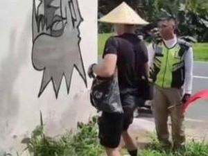 Polisi Buru Bule Pelaku Vandalisme di Gianyar Polisi Buru Bule Pelaku Vandalisme di Gianyar