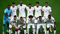 Qatar selaku tuan rumah dan juara bertahan Piala Asia justru keok cepat. Mereka selalu kalah di tiga laga penyisihan grup dan hanya mencetak satu gol. Foto: AFP via Getty Images/ANNE-CHRISTINE POUJOULAT