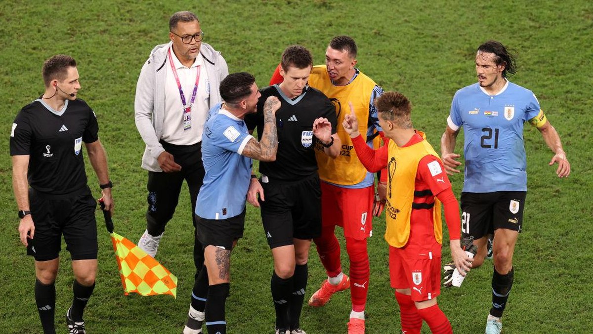 Pemainn Uruguay protes ke wasit usai laga melawan Ghana. (Foto: Getty Images/Ryan Pierse)