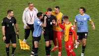 Seolah tak peduli dengan hukuman yang mungkin diberikan, para pemain Uruguay benar-benar menyerang Siebert di depan muka sang pengadil. Foto: Getty Images/Ryan Pierse