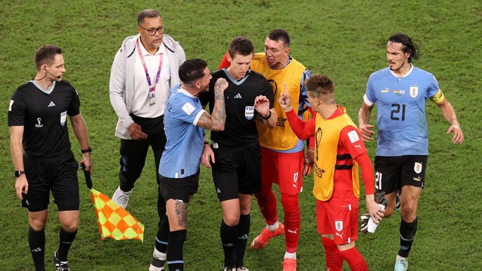 AL WAKRAH, QATAR - DECEMBER 02: Uruguay players argue with referee Daniel Siebert after the FIFA World Cup Qatar 2022 Group H match between Ghana and Uruguay at Al Janoub Stadium on December 02, 2022 in Al Wakrah, Qatar. (Photo by Ryan Pierse/Getty Images)