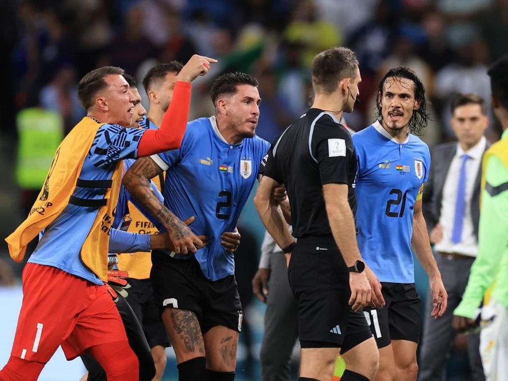 Tegas! FIFA Sanksi Empat Pemain Uruguay yang Ngamuk Tegas! FIFA Sanksi Empat Pemain Uruguay yang Ngamuk