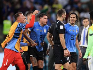 4 Pemain Uruguay yang Kejar Wasit di Piala Dunia Dijatuhi Sanksi 4 Pemain Uruguay yang Kejar Wasit di Piala Dunia Dijatuhi Sanksi