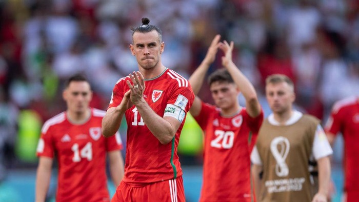 Timnas Wales DOHA, QATAR - NOVEMBER 25: Gareth Bale of Wales and team mates Connor Roberts, Daniel James and Joe Morrell applaud the fans after the FIFA World Cup Qatar 2022 Group B match between Wales and IR Iran at Ahmad Bin Ali Stadium on November 25, 2022 in Doha, Qatar. (Photo by Visionhaus/Getty Images)