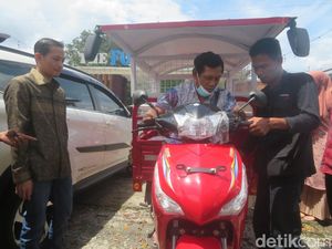 Semringahnya Pak Tohir Difabel Diberi Motor Roda 3 untuk Jualan Keliling