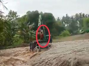 Truk Muat Las Terseret Derasnya Arus Sungai Banyuwangi, Sopir Selamat Truk Muat Las Terseret Derasnya Arus Sungai Banyuwangi, Sopir Selamat
