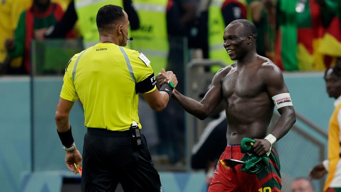 LUSAIL, QATAR - DECEMBER 2: Vincent Aboubakar of Cameroon receives a red card from referee Ismail Elfath during the  World Cup match between Cameroon  v Brazil at the Lusail Stadium on December 2, 2022 in Lusail Qatar (Photo by Rico Brouwer/Soccrates/Getty Images)