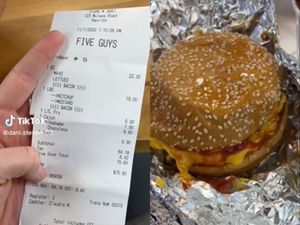 Wanita Ini Kapok, Pesan Burger Biasa Harganya Rp 700 Ribuan! Wanita Ini Kapok, Pesan Burger Biasa Harganya Rp 700 Ribuan!