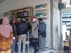 Warga Bandung Ramai Berburu STB Televisi di Cicadas