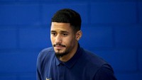Di posisi kelima ada William Saliba yang bermain 4.595 menit untuk Olympique Marseille, Arsenal, dan Prancis di 2022. Dia baru sekali turun di Piala Dunia 2022 dari bangku cadangan. (Foto: AFP via Getty Images/FRANCK FIFE)