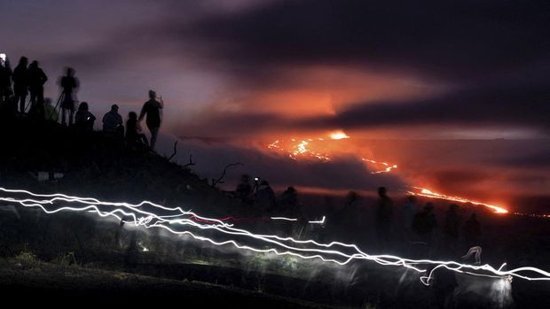 People gather to observe the eruption of the Mauna Loa Volcano in Hawaii, U.S. December 1, 2022.  REUTERS/Go Nakamura     TPX IMAGES OF THE DAY