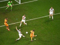 Belanda menggandakan skor di masa injury time lewat Daley Blind. Blind dengan tenang mencocor bola umpan tarik Dumfries dari sisi kanan.