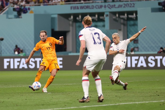 1446511663 DOHA, QATAR - DECEMBER 03: Andries Noppert and Virgil Van Dijk of Netherlands applaud fans after the 3-1 win in the FIFA World Cup Qatar 2022 Round of 16 match between Netherlands and USA at Khalifa International Stadium on December 03, 2022 in Doha, Qatar. (Photo by Richard Heathcote/Getty Images)