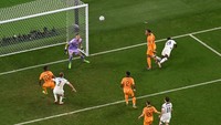 AS menghidupkan peluang lolos setelah memperkecil skor di menit ke-76. Umpan silang dari sisi kanan menemui Haji Wright di tiang dekat dan dia masih bisa menyontek bola, meski dikawali ketat Van Dijk. Bola melambung ke tiang jauh tanpa bisa dihalau Noppert dan Dumfries.