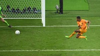 Dumfries! Setelah membuat dua assist, bek Inter Milan itu juga mencatatkan namanya di papan skor pada menit ke-81. Tak terkawal di sisi kanan, Dumfries maju untuk menyambut umpan silang Blind dengan kaki kirinya dan menjebol jala Turner sekaligus mengubah skor jadi 3-1.