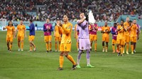 Belanda mempertahankan keunggulan itu hingga akhir laga dan berhak lolos ke babak delapan besar.