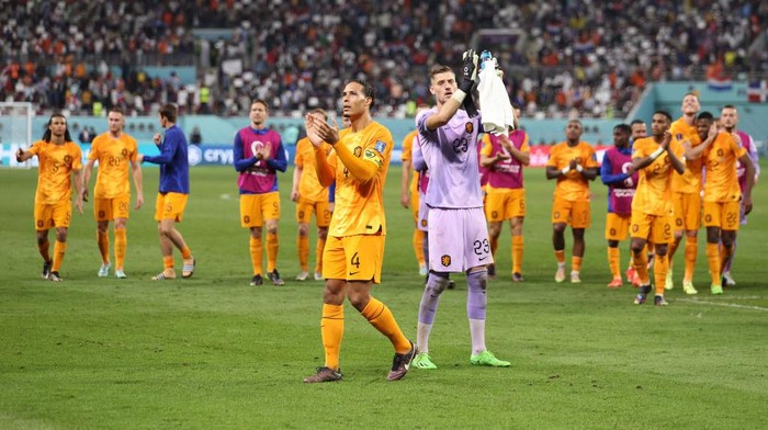 1446511663 DOHA, QATAR - DECEMBER 03: Andries Noppert and Virgil Van Dijk of Netherlands applaud fans after the 3-1 win in the FIFA World Cup Qatar 2022 Round of 16 match between Netherlands and USA at Khalifa International Stadium on December 03, 2022 in Doha, Qatar. (Photo by Richard Heathcote/Getty Images)