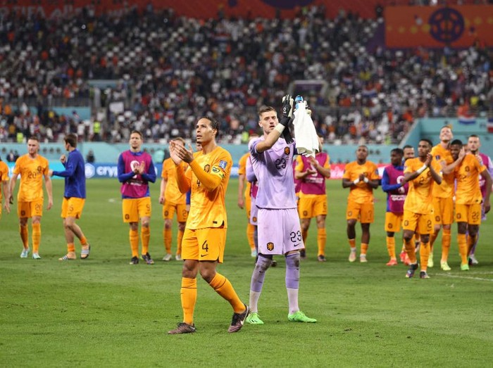 DOHA, QATAR - DECEMBER 03: Andries Noppert and Virgil Van Dijk of Netherlands applaud fans after the 3-1 win in the FIFA World Cup Qatar 2022 Round of 16 match between Netherlands and USA at Khalifa International Stadium on December 03, 2022 in Doha, Qatar. (Photo by Richard Heathcote/Getty Images)