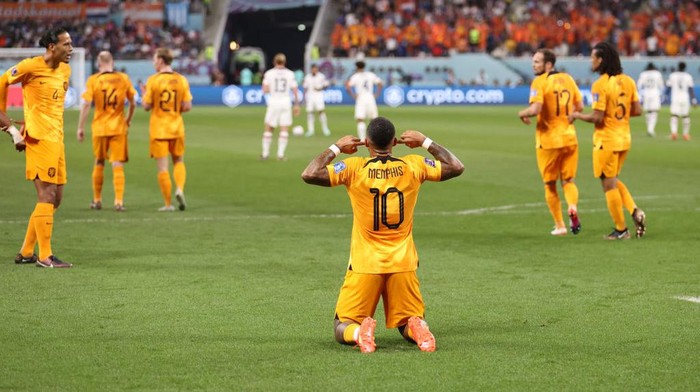 1446511663 DOHA, QATAR - DECEMBER 03: Andries Noppert and Virgil Van Dijk of Netherlands applaud fans after the 3-1 win in the FIFA World Cup Qatar 2022 Round of 16 match between Netherlands and USA at Khalifa International Stadium on December 03, 2022 in Doha, Qatar. (Photo by Richard Heathcote/Getty Images)