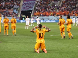 Pada pertandingan Babak 16 Besar di Khalifa International Stadium, Sabtu (3/12/2022) malam WIB Belanda kesulitan lepas dari tekanan AS di menit-menit awal, sebelum jadi tim pertama yang mencetak gol di laga ini. Adalah Memphis Depay yang mencatatkan namanya di papan skor pada menit ke-10.