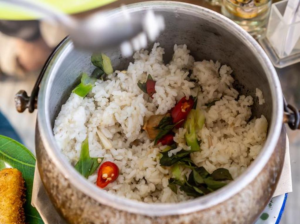 5 Jenis Nasi Populer di Restoran Betawi-Sunda, Ada Liwet hingga Timbel