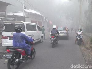 Suasana Desa Penanggal Diterjang Debu Vulkanik Semeru, Warga Panik