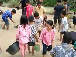 Puluhan Bocil di Asahan Bermain di Kubangan Lumpur Jalan Rusak