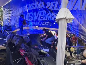 Banyak Relawan Naik untuk Salaman, Panggung Anies Baswedan di Riau Roboh Banyak Relawan Naik untuk Salaman, Panggung Anies Baswedan di Riau Roboh