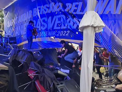 Banyak Relawan Naik untuk Salaman, Panggung Anies Baswedan di Riau Roboh