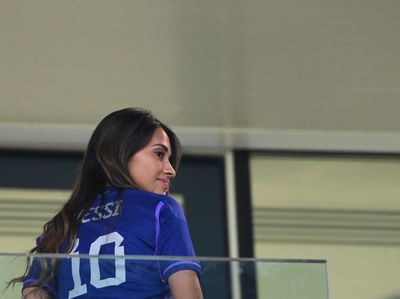 Gaya Seksi Istri Messi Nonton Argentina Vs Kroasia di Semifinal Piala Dunia 2022