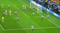 Lionel Messi memecah kebuntuan Argentina di menit ke-35. Dia melepaskan tembakan melengkung mendatar ke tiang jauh setelah mengambil bola Nicolas Odamendi yang terlepas saat mengontrol umpan dari Alexis Mac Allister. AP Photo/Manu Fernandez.