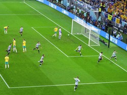 Lionel Messi memecah kebuntuan Argentina di menit ke-35. Dia melepaskan tembakan melengkung mendatar ke tiang jauh setelah mengambil bola Nicolas Odamendi yang terlepas saat mengontrol umpan dari Alexis Mac Allister. AP Photo/Manu Fernandez.