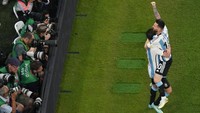 Hasil ini membuat Argentina melaju ke babak perempatfinal Piala Dunia 2022. AP Photo/Pavel Golovkin.