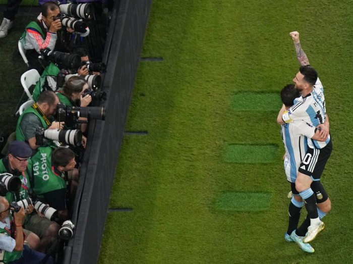Argentina dan Belanda akan 'berduel' di perempatfinal Piala Dunia 2022. Argentina lolos setelah mengalahkan Australia, sementara Belanda menaklukkan AS.