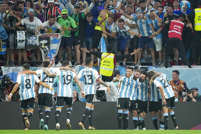 Argentina dan Belanda akan 'berduel' di perempatfinal Piala Dunia 2022. Argentina lolos setelah mengalahkan Australia, sementara Belanda menaklukkan AS.