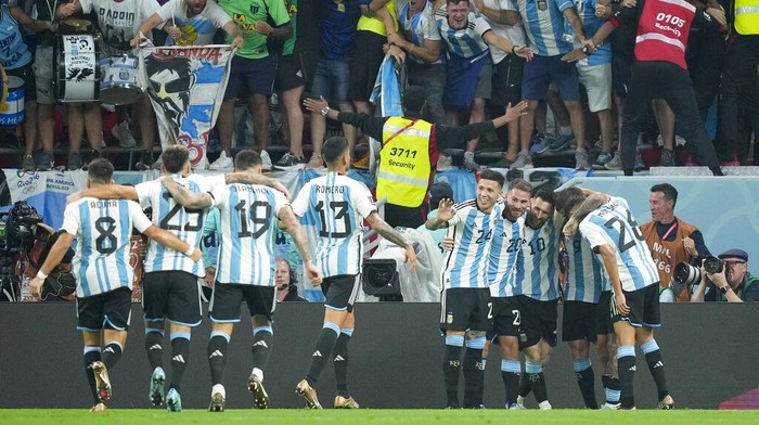Argentina dan Belanda akan 'berduel' di perempatfinal Piala Dunia 2022. Argentina lolos setelah mengalahkan Australia, sementara Belanda menaklukkan AS.